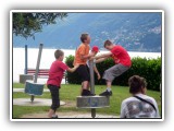 Alle sind wieder fit und vergnügen sich auf dem super Spielplatz in Ascona, direkt am See.