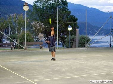 Tennisplatz direkt am See.