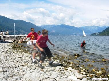 ...beim ältesten Spiel am Wasser. Welcher Stein hüpft am längsten?