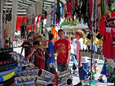 Jeden Sonntag ist Markttag in Cannobio.