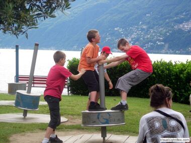 Alle sind wieder fit und vergnügen sich auf dem super Spielplatz in Ascona, direkt am See.