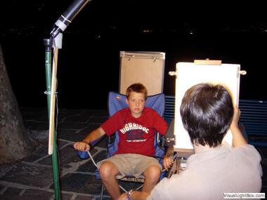 Lukas lässt sich portraitieren auf der Piazza von Ascona .