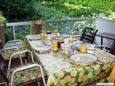 Der Tag beginnt mit einem feinen Frühstück auf dem Balkon.