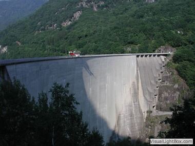 Die imposante Staumauer...