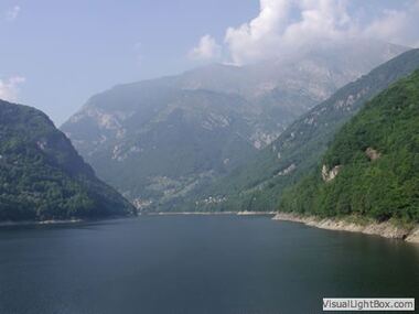 ...dahinter der tiefblaue Stausee.
