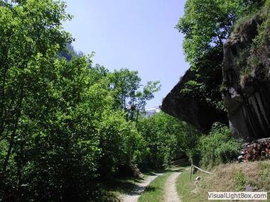 Idyllische Wander- wege führen ....