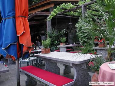 ein feines Essen in einem gemütlichen Grotto.