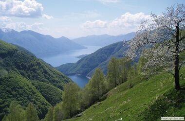 Blick über das Verzascatal bis zum Lago Maggiore.